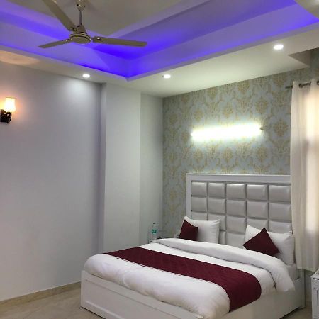 Hotel O The Grand Palace Ghaziabad Exterior foto