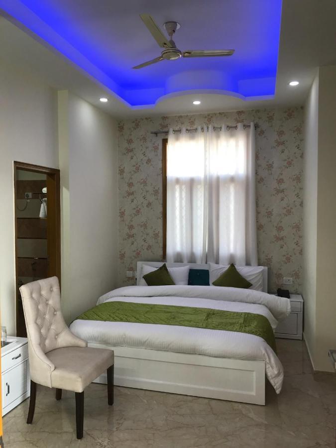 Hotel O The Grand Palace Ghaziabad Exterior foto