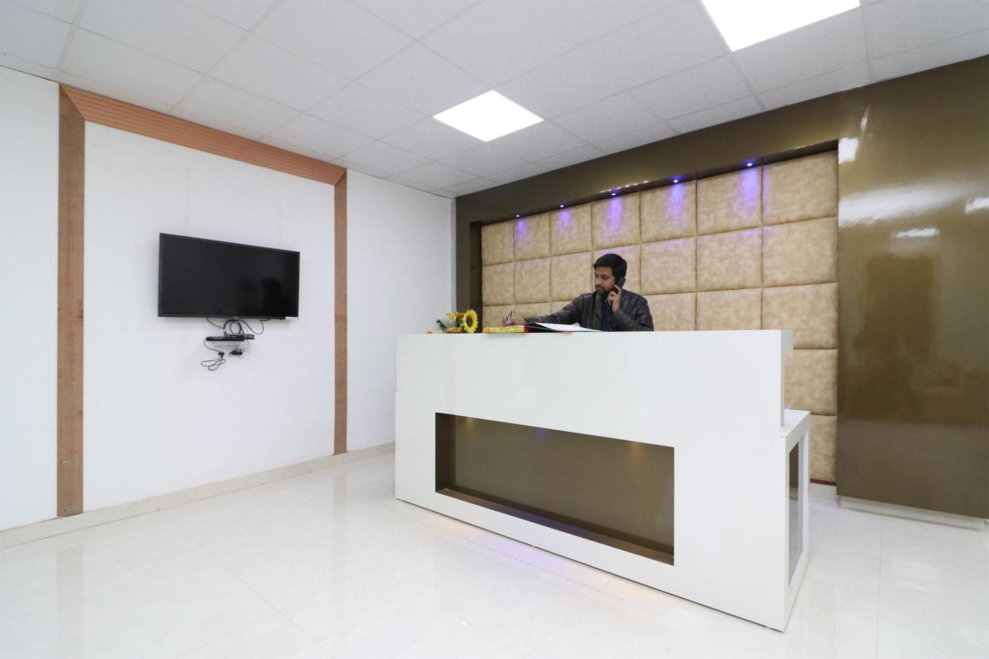 Hotel O The Grand Palace Ghaziabad Exterior foto