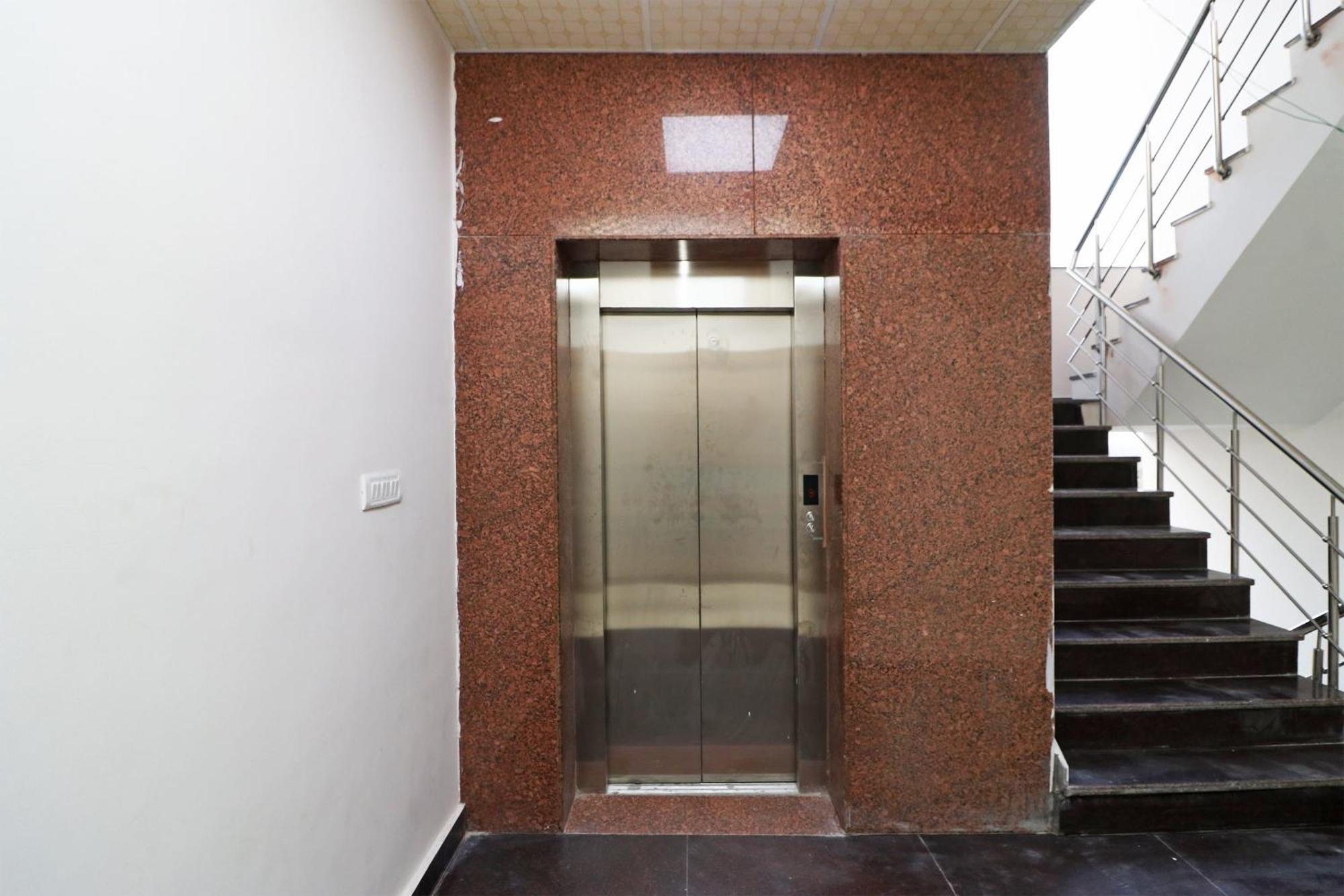Hotel O The Grand Palace Ghaziabad Exterior foto