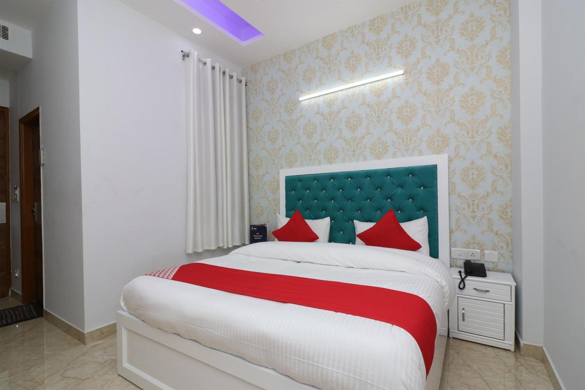 Hotel O The Grand Palace Ghaziabad Exterior foto